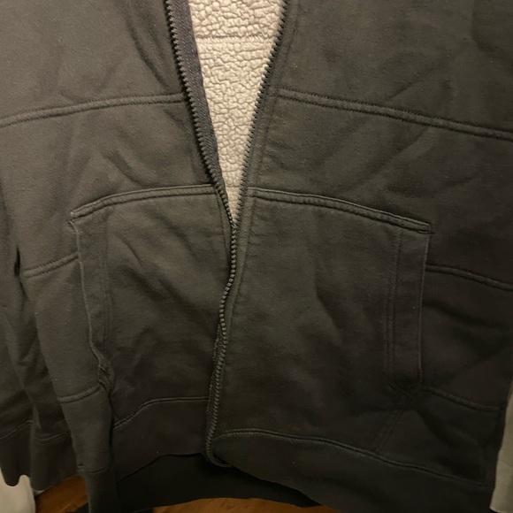 Black North Face polar fleece interior with hood and pockets - Picture 4 of 6